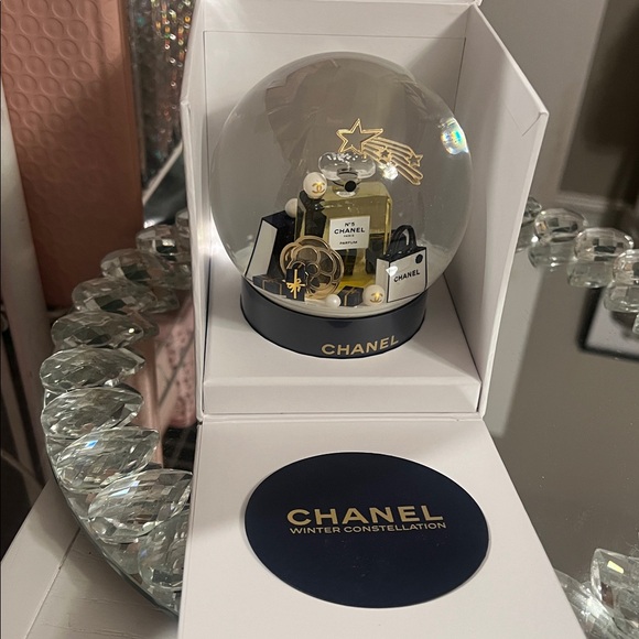 CHANEL Winter Snowglobe Holiday 2025 - Picture 2 of 4